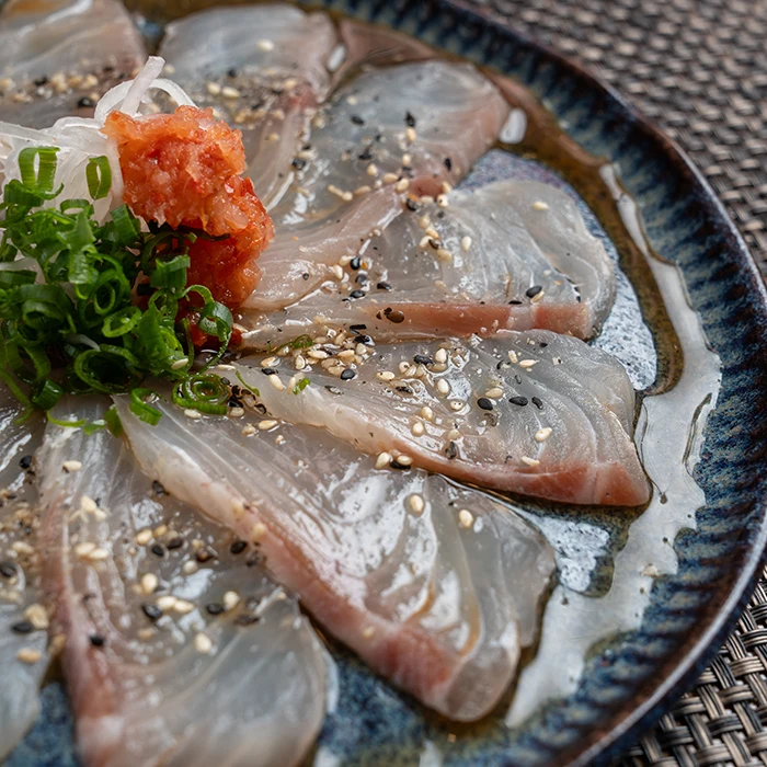 USSUZUKURI SHIROMI (CARPACCIO DE PEIXE BRANCO)